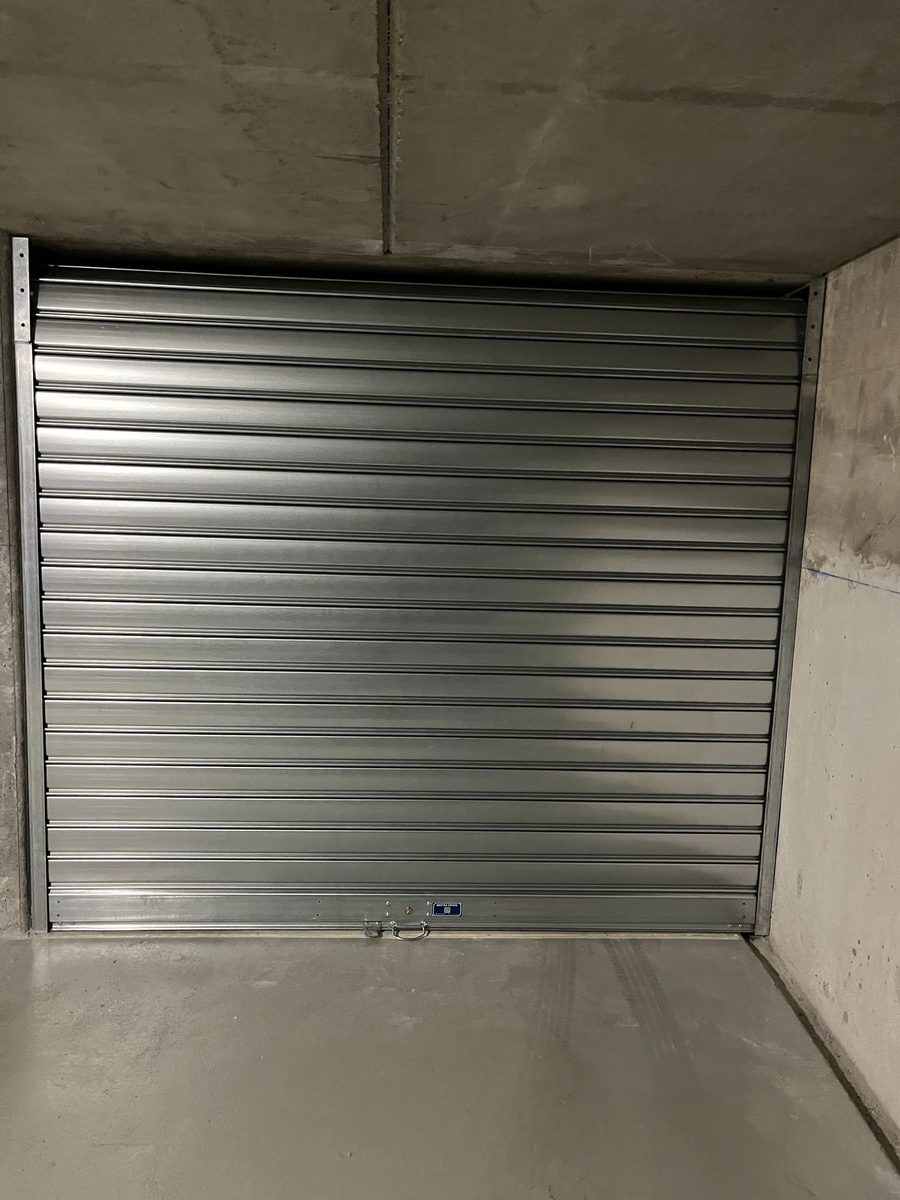 Ancienne porte vétuste avant intervention