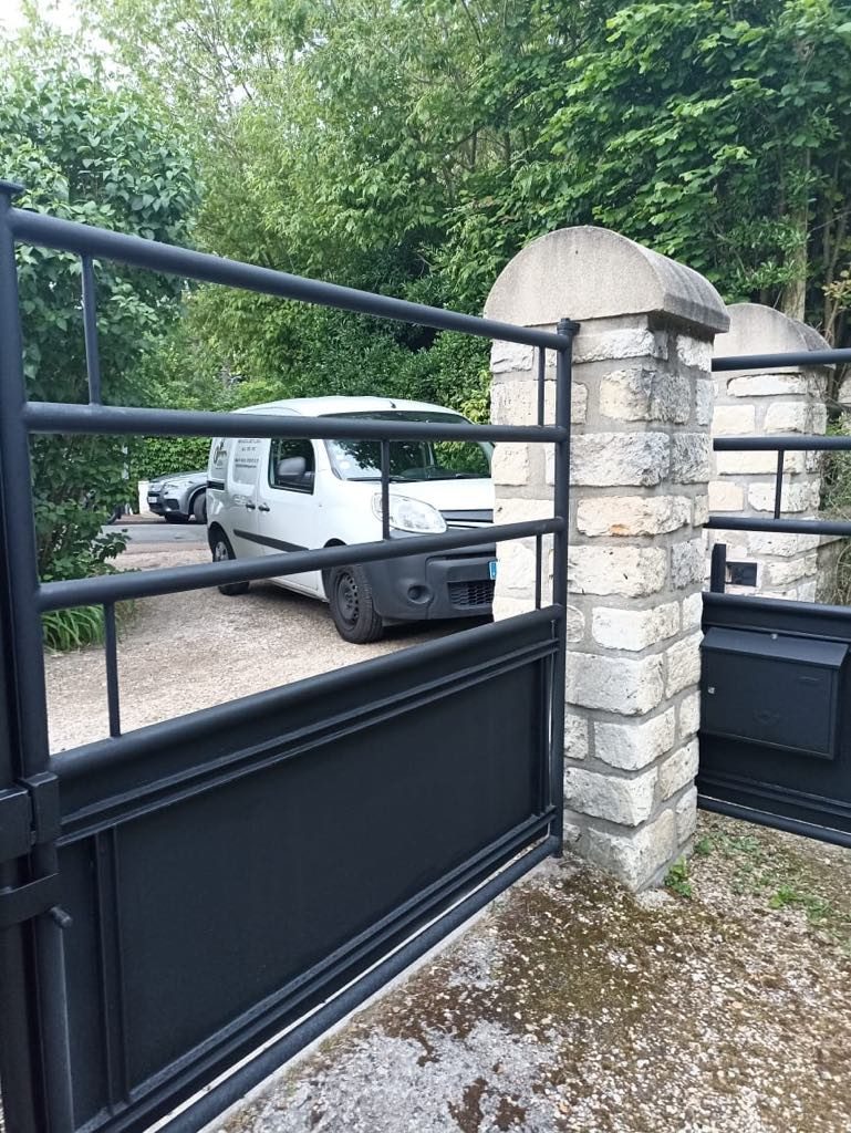 Portail métallique noir – Villa Île-de-France