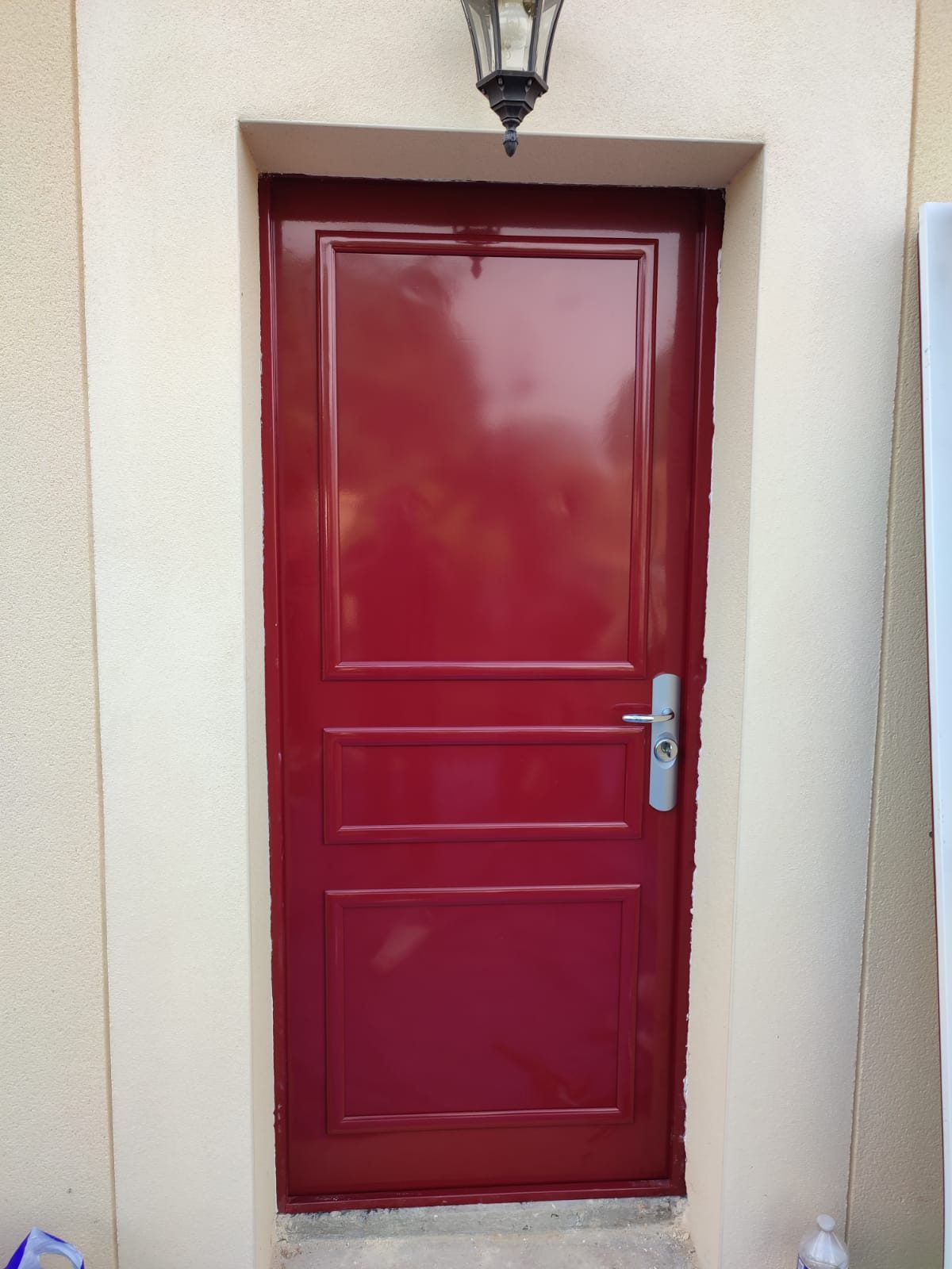 Rénovation porte d'entrée rouge – Hauts-de-Seine